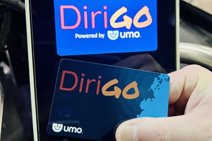 Image of a passenger tapping a DiriGo smartcard to a bus fare reader on a Metro bus